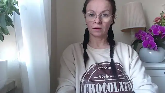 HelenLuxx online show from November 7, 2025, 7:24 am