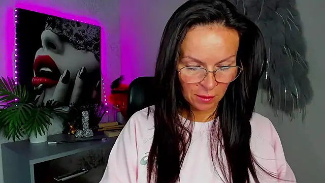 Snapshot of HelenLuxx chatting on July 9, 2026, 2:49 pm HelenLuxx online show from July 9, 2026, 2:49 pm
