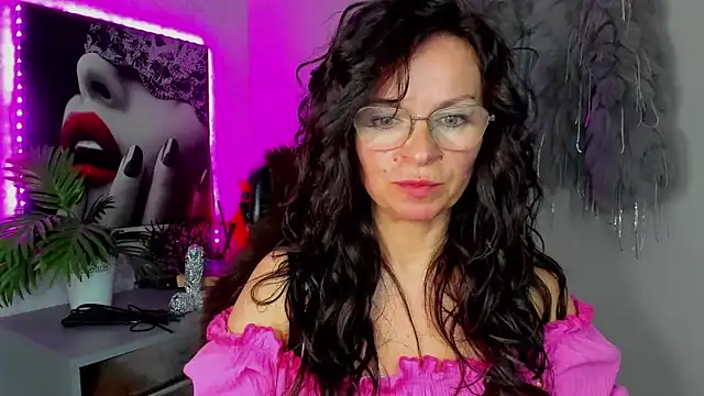 HelenLuxx online show from April 14, 2026, 4:23 pm