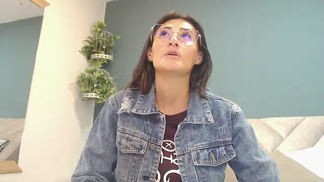 SharisWillian online show from November 13, 2025, 3:32 am