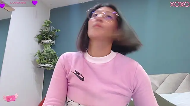 Snapshot of SharisWillian chatting on September 19, 2025, 3:54 am SharisWillian online show from September 19, 2025, 3:54 am