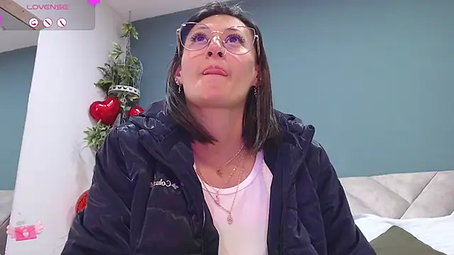 Snapshot of SharisWillian chatting on February 25, 2025, 3:31 am SharisWillian online show from February 25, 2025, 3:31 am