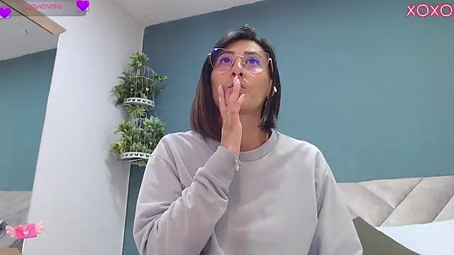 Snapshot of SharisWillian chatting on October 2, 2025, 3:54 am SharisWillian online show from October 2, 2025, 3:54 am