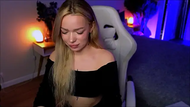 Lily Yin online show from April 22, 2026, 5:47 am