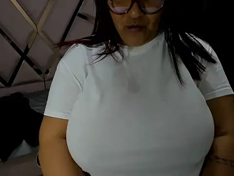 Snapshot of DaianaLutz chatting on September 20, 2025, 2:11 pm DaianaLutz online show from September 20, 2025, 2:11 pm