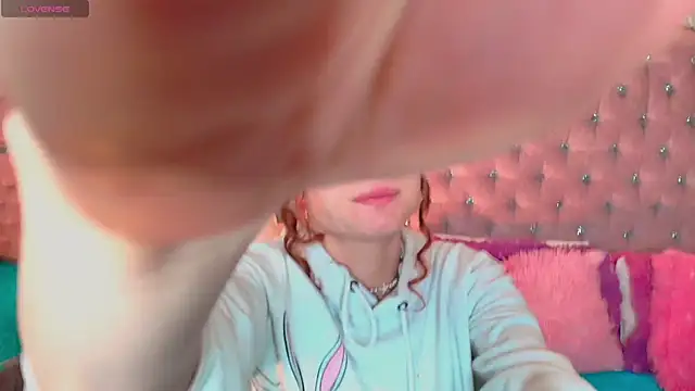Snapshot of AdelaineBest chatting on October 17, 2025, 6:06 am AdelaineBest online show from October 17, 2025, 6:06 am