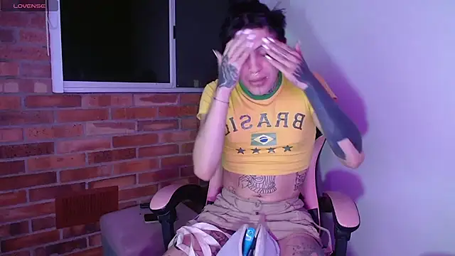 charlotbelucci  online show from November 12, 2025, 9:24 am