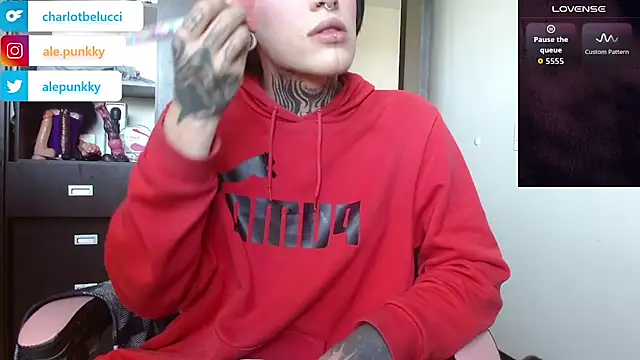 charlotbelucci  online show from November 19, 2025, 7:58 pm