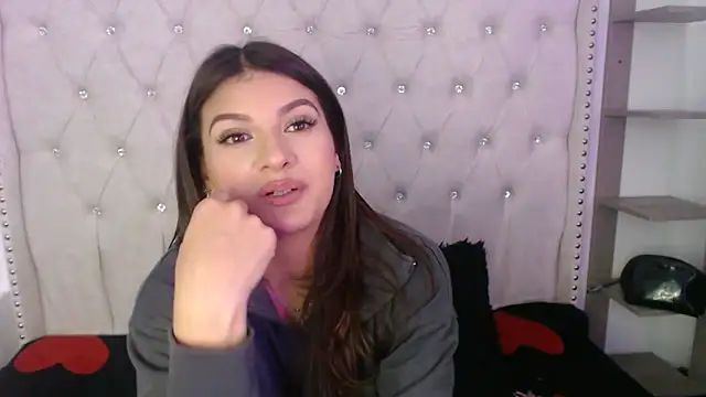 Abril Squirt online show from October 16, 2025, 8:39 pm