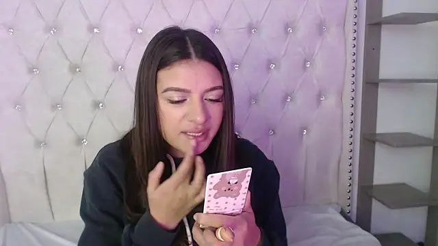 Abril Squirt online show from September 18, 2025, 7:00 am