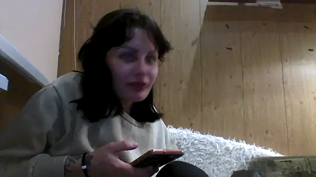 Tracey Izzy online show from November 26, 2025, 10:43 pm