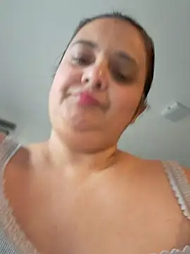 Snapshot of sarahhh1987 chatting on October 19, 2025, 8:39 am sarahhh1987 online show from October 19, 2025, 8:39 am