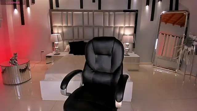 HannaConnor  online show from April 5, 2026, 11:33 pm