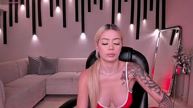 HannaConnor  online show from October 19, 2025, 6:10 pm