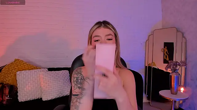 ViolettHansson online show from December 4, 2025, 6:29 pm