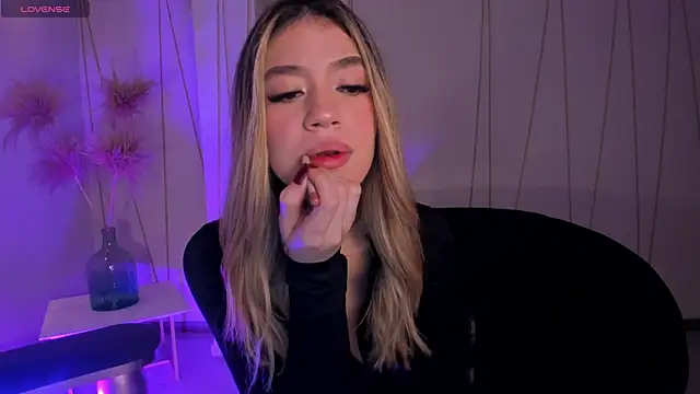 Snapshot of ViolettHansson chatting on January 9, 2026, 11:39 am ViolettHansson online show from January 9, 2026, 11:39 am