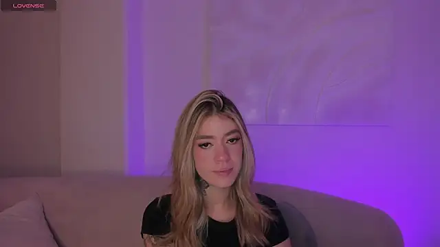Snapshot of ViolettHansson chatting on May 18, 2026, 11:48 am ViolettHansson online show from May 18, 2026, 11:48 am