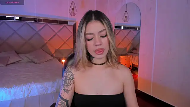 Snapshot of ViolettHansson chatting on January 16, 2026, 6:45 pm ViolettHansson online show from January 16, 2026, 6:45 pm