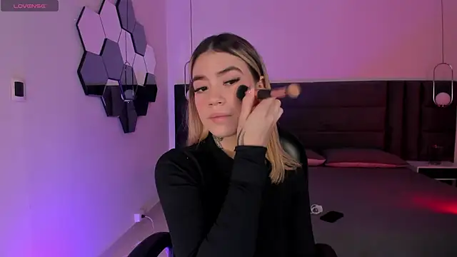 Snapshot of ViolettHansson chatting on February 6, 2026, 6:26 pm ViolettHansson online show from February 6, 2026, 6:26 pm