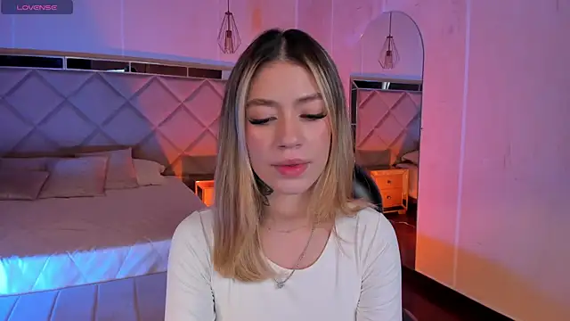 Snapshot of ViolettHansson chatting on January 15, 2026, 6:44 pm ViolettHansson online show from January 15, 2026, 6:44 pm