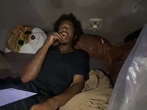 Snapshot of SlimeCrownzOut5 chatting on November 27, 2025, 1:17 am SlimeCrownzOut5 online show from November 27, 2025, 1:17 am