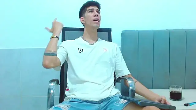 Snapshot of jhony-sex chatting on February 18, 2026, 4:43 am jhony-sex online show from February 18, 2026, 4:43 am