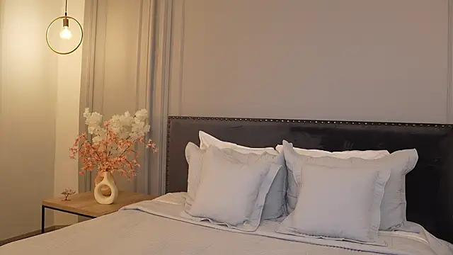 IrisBaker online show from April 16, 2026, 10:23 pm