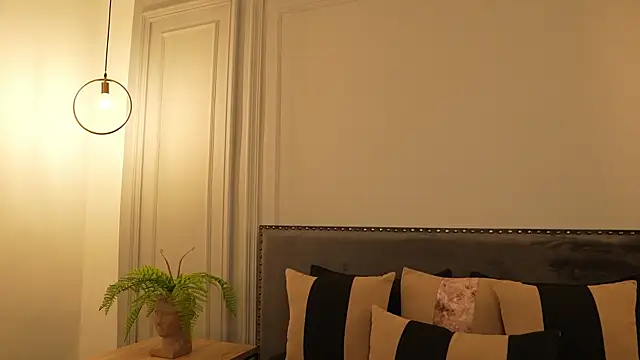 IrisBaker online show from October 28, 2025, 9:36 pm