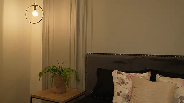 Snapshot of IrisBaker chatting on January 7, 2026, 9:42 pm IrisBaker online show from January 7, 2026, 9:42 pm