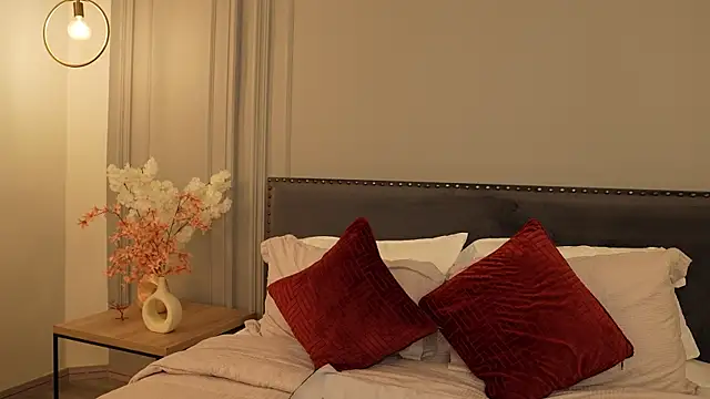 IrisBaker online show from April 22, 2026, 9:21 pm