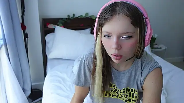 Snapshot of Ayra_Lust chatting on March 17, 2025, 3:36 am Ayra Lust online show from March 17, 2025, 3:36 am