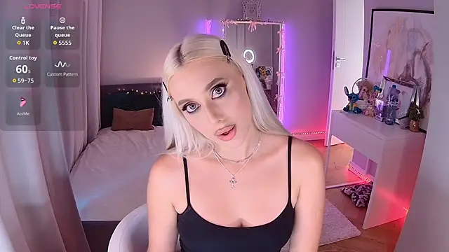 Snapshot of LoryWood chatting on October 21, 2025, 2:05 pm LoryWood online show from October 21, 2025, 2:05 pm