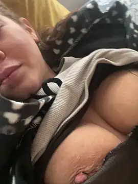 Snapshot of andreinitahg chatting on January 3, 2025, 1:35 pm andreinitahg online show from January 3, 2025, 1:35 pm