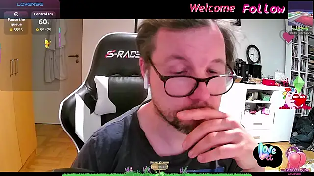 Snapshot of larsgessner30 chatting on May 25, 2026, 2:33 am larsgessner30 online show from May 25, 2026, 2:33 am