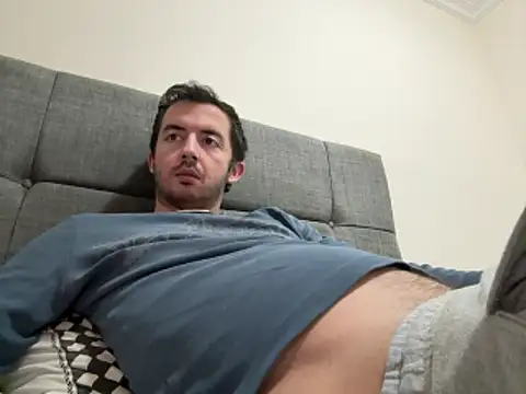 laynufff online show from May 19, 2026, 7:32 pm