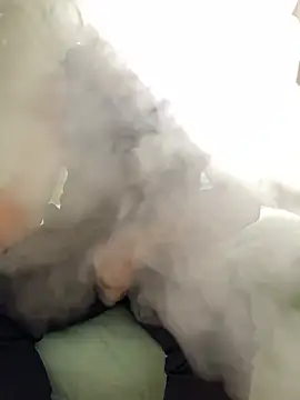 Snapshot of FumesClouds chatting on December 18, 2024, 10:13 pm FumesClouds online show from December 18, 2024, 10:13 pm