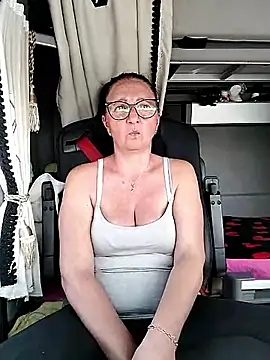 cuplubijoanna online show from April 15, 2026, 1:59 pm