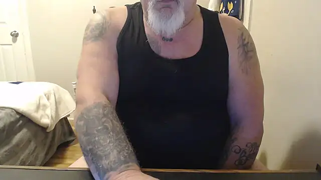 Newfiesausage1972 online show from March 17, 2025, 4:22 pm