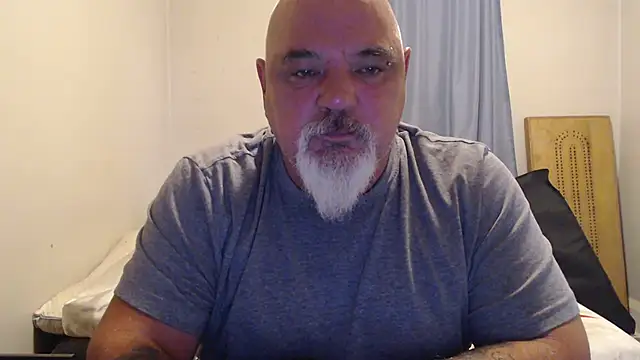 Newfiesausage1972 online show from September 11, 2025, 11:43 am