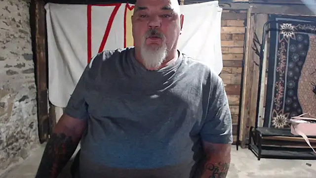 Newfiesausage1972 online show from January 15, 2026, 11:57 am