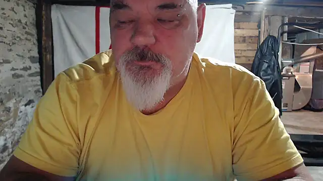 Newfiesausage1972 online show from November 25, 2025, 10:04 am