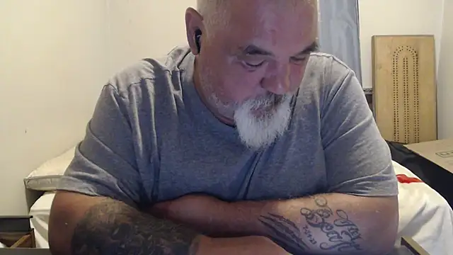 Newfiesausage1972 online show from September 25, 2025, 2:23 pm