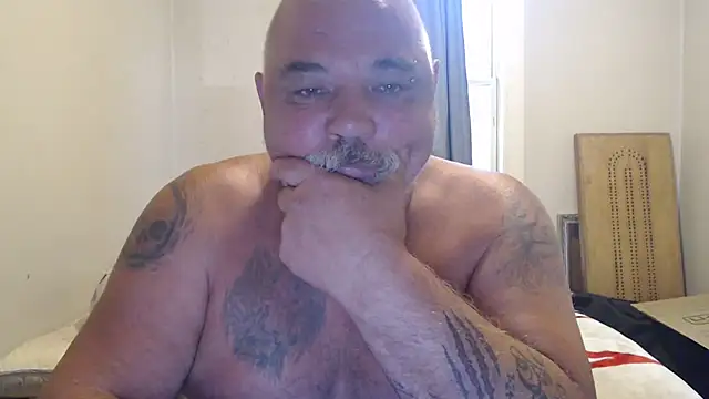 Newfiesausage1972 online show from September 21, 2025, 1:38 pm