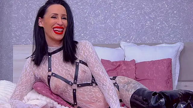 EmmaDevereaux online show from December 18, 2025, 6:07 am