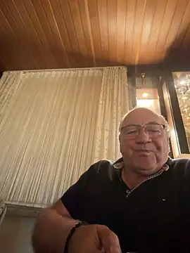 Snapshot of biggandybig chatting on May 10, 2026, 2:37 am biggandybig online show from May 10, 2026, 2:37 am