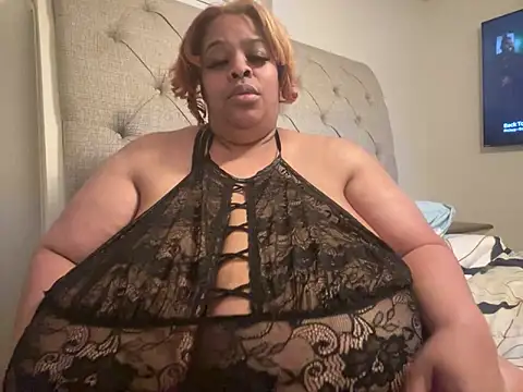 Snapshot of Missredboneo12 chatting on October 7, 2025, 4:02 am Missredboneo12 online show from October 7, 2025, 4:02 am