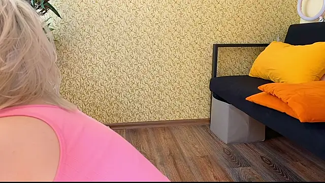 EmmyAmbros online show from October 1, 2025, 11:14 am