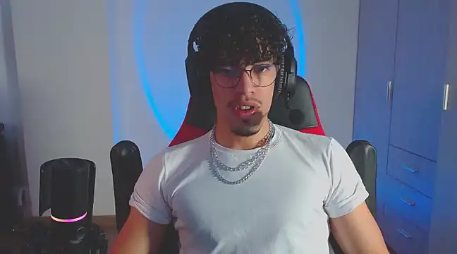 Snapshot of BigDragonBoy chatting on March 20, 2025, 9:46 pm BigDragonBoy online show from March 20, 2025, 9:46 pm