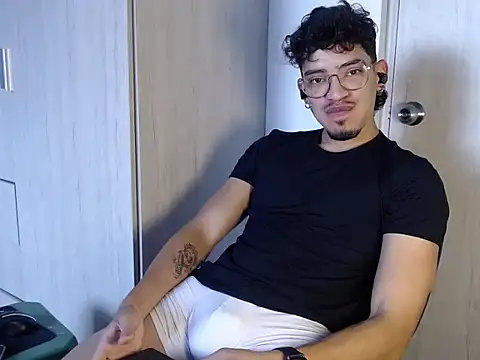 Snapshot of BigDragonBoy chatting on February 1, 2026, 9:02 pm BigDragonBoy online show from February 1, 2026, 9:02 pm