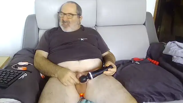 Snapshot of gillou1234 chatting on November 17, 2025, 8:51 am gillou1234 online show from November 17, 2025, 8:51 am